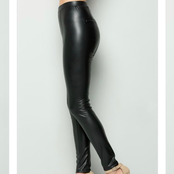 SOLD 🌺Faux Leather Leggings - Picture 6 of 12
